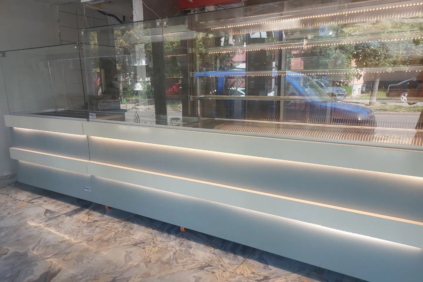 VERTIKALNE VITRINE
